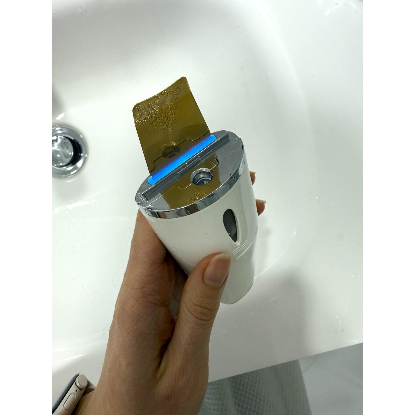 The Glow Shovel 24K Ultrasonic Pore Extractor & Serum Infuser
